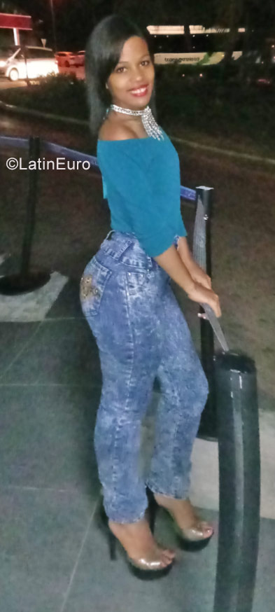 Date this nice looking Cuba girl Lindsey from Havana CU247