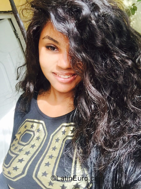 Date this stunning Dominican Republic girl Yissell from Santo Domingo DO31712