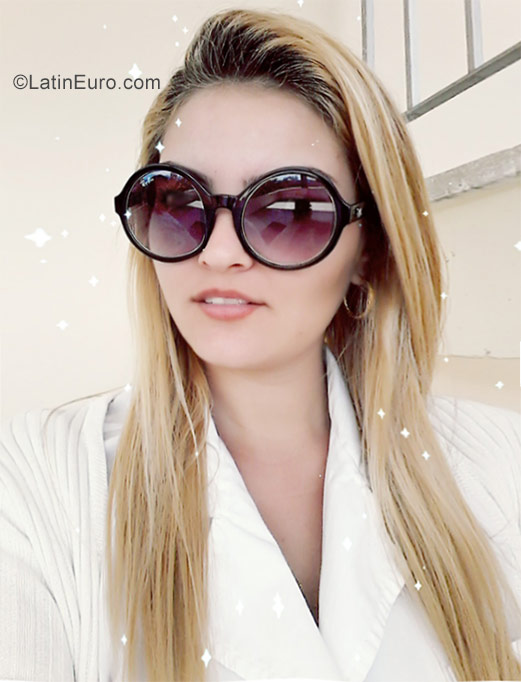 Date this young Cuba girl Yenifer from Cienfuegos CU259