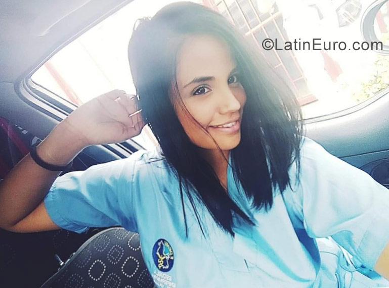 Date this attractive Colombia girl Violeta from Cali CO23499