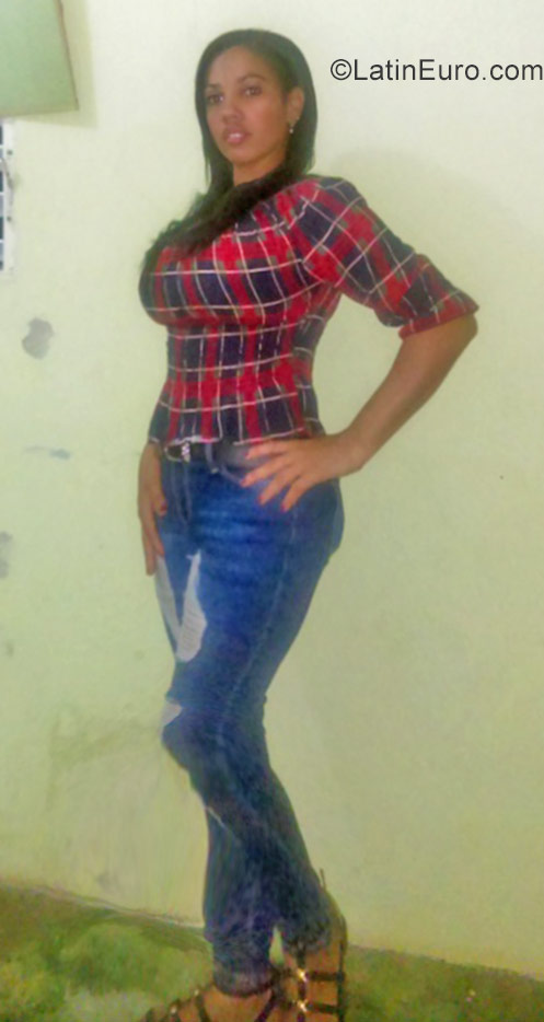 Date this happy Dominican Republic girl Esme from Higuey DO31835
