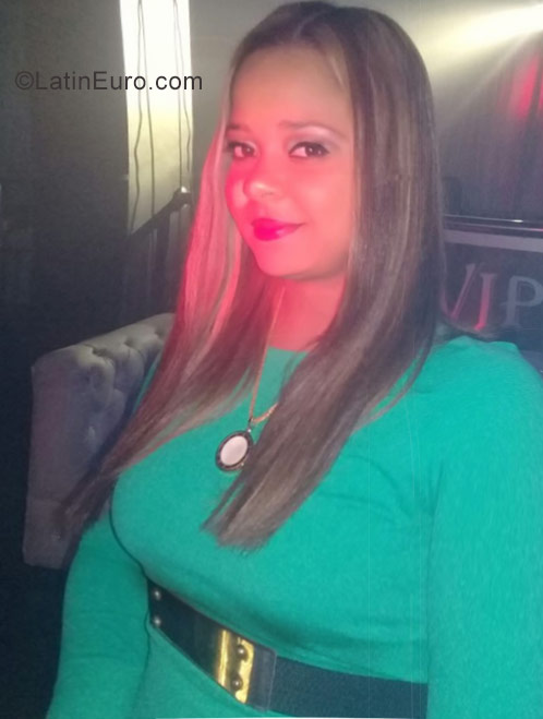 Date this nice looking Dominican Republic girl Paola from Santo Domingo DO31854