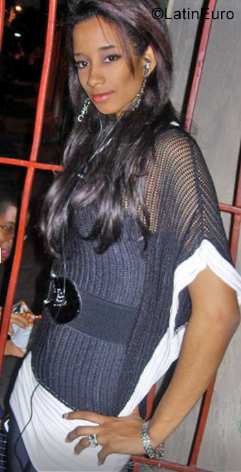 Date this good-looking Dominican Republic girl Alina from Santo Domingo DO31922