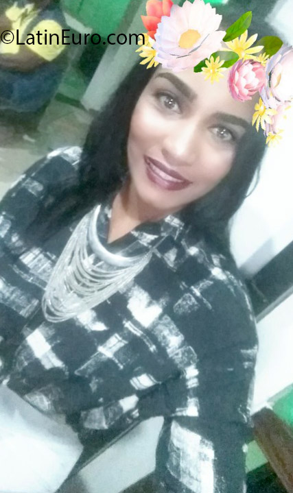 Date this pretty Dominican Republic girl Yohanna from Santo Doningo DO31954