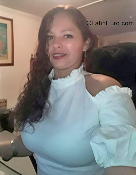 Date this athletic Colombia girl Lina from Bogota CO23627