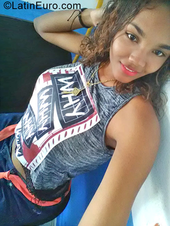 Date this stunning Dominican Republic girl Neraliza from Santiago DO32021