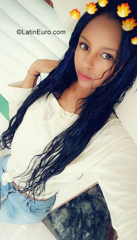 Date this gorgeous Dominican Republic girl Weniffer from Santiago DO32123