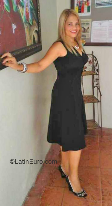Date this hard body Dominican Republic girl Alba from Santo Domingo DO32256