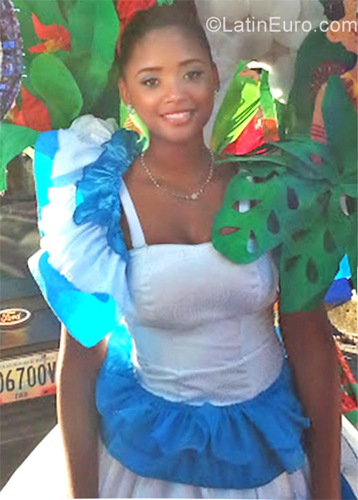 Date this fun Venezuela girl Michelle from caracas VE1590