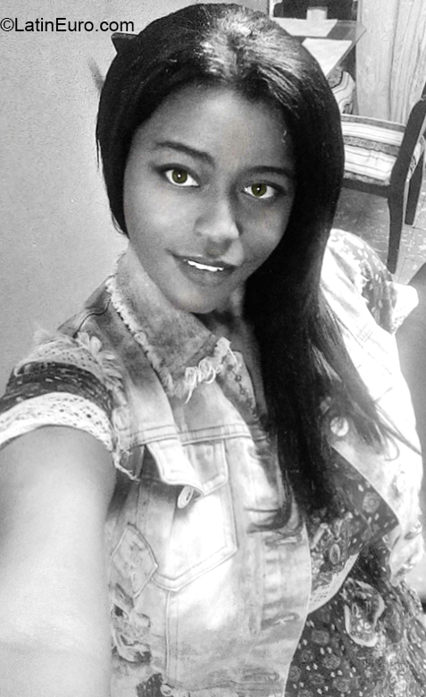 Date this delightful Colombia girl Negrita from Cali CO23877