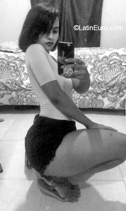 Date this nice looking Dominican Republic girl Reyna from Santiago DO32496