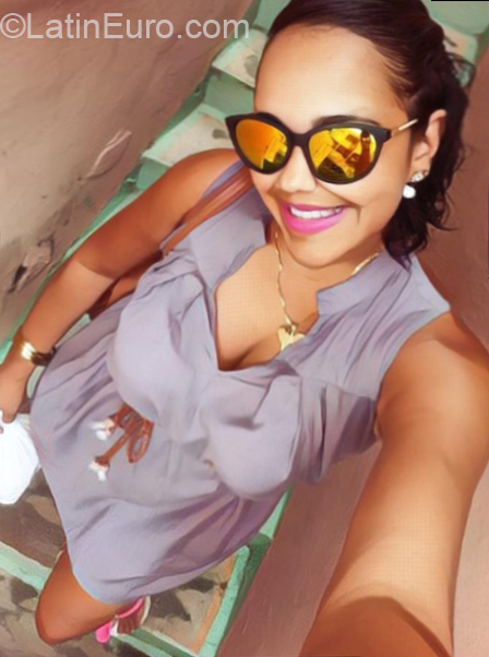 Date this funny Dominican Republic girl Erika from Santo Domingo DO32522