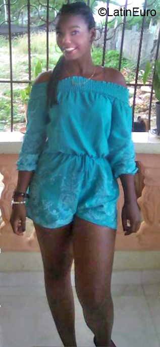 Date this sultry Dominican Republic girl Reynia from Santiago DO32734