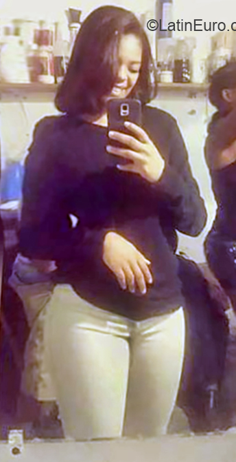 Date this happy Dominican Republic girl Nicaury from Santo Domingo DO32743