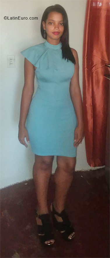 Date this foxy Dominican Republic girl Derelis from Santo Domingo DO32852