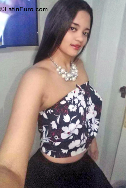 Date this young Dominican Republic girl Minoska from Santo Domingo DO32875