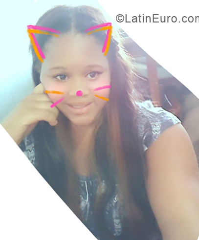 Date this happy Dominican Republic girl Kateryn from  DO33184