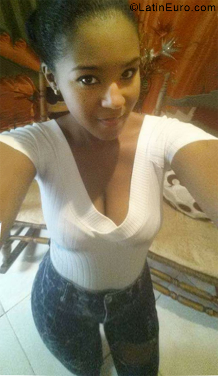 Date this foxy Dominican Republic girl Wanderlin from Santo Domingo DO33191