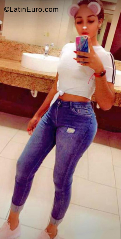 Date this pretty Dominican Republic girl Esthefany from La romana DO33195