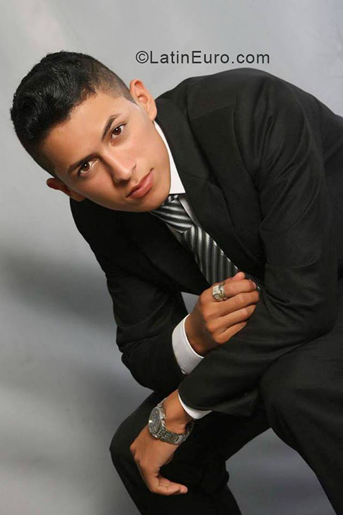 Date this athletic Dominican Republic man Derby from Santo Domingo DO33361