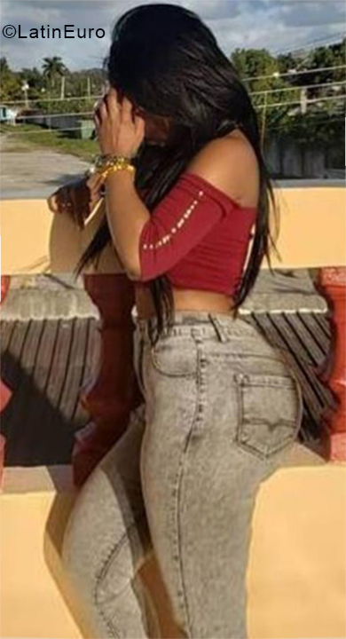 Date this funny Cuba girl Taimara from Havana CU428