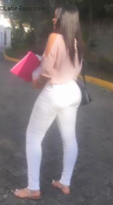 Date this happy Dominican Republic girl Mell from Santo Domingo DO33507