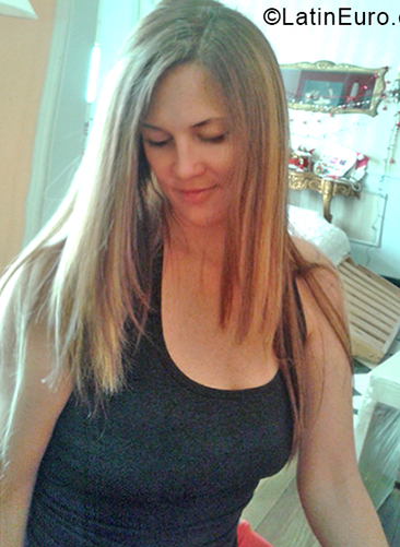 Date this sensual Argentina girl Flor from Rosario AR170