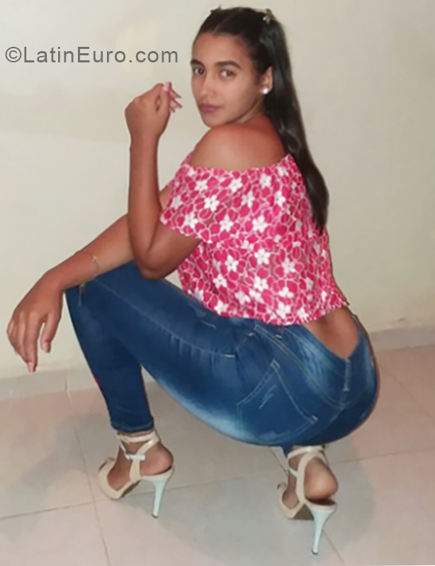 Date this foxy Dominican Republic girl Ricermi from Santo Domingo DO33561