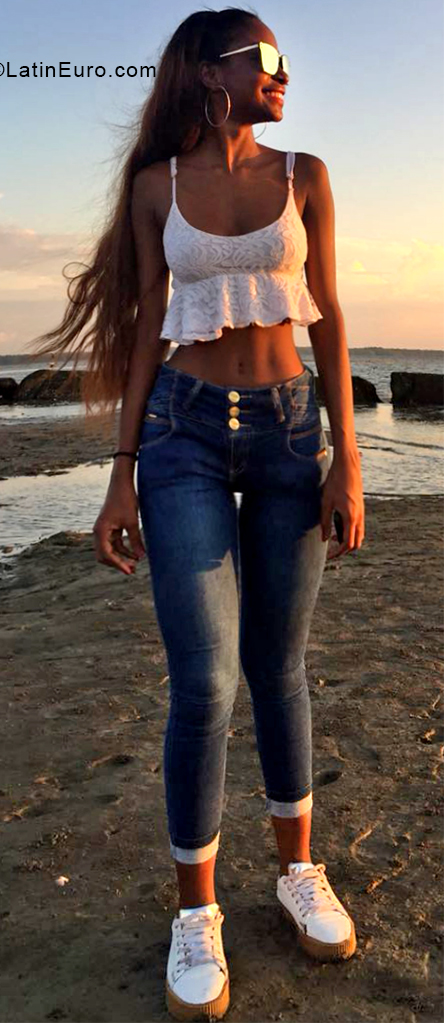 Date this sultry Colombia girl Lina from Cali CO24660