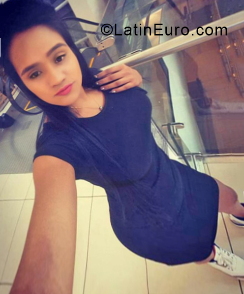 Date this pretty Dominican Republic girl Yinniska from Santo Domingo DO33661