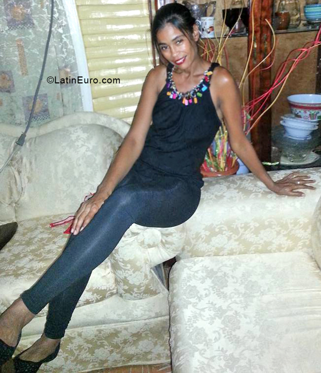Date this georgeous Dominican Republic girl Elvalnia from Santo Domingo DO33877