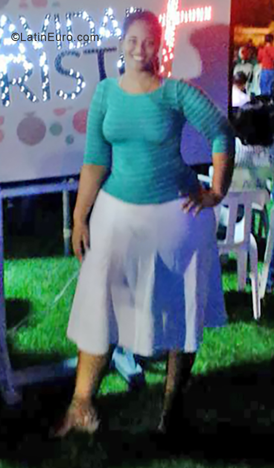 Date this nice looking Dominican Republic girl Caro from La Romana DO33980