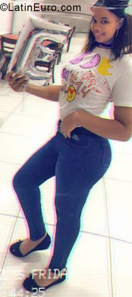 Date this funny Dominican Republic girl Eilin from Santo Domingo DO33997