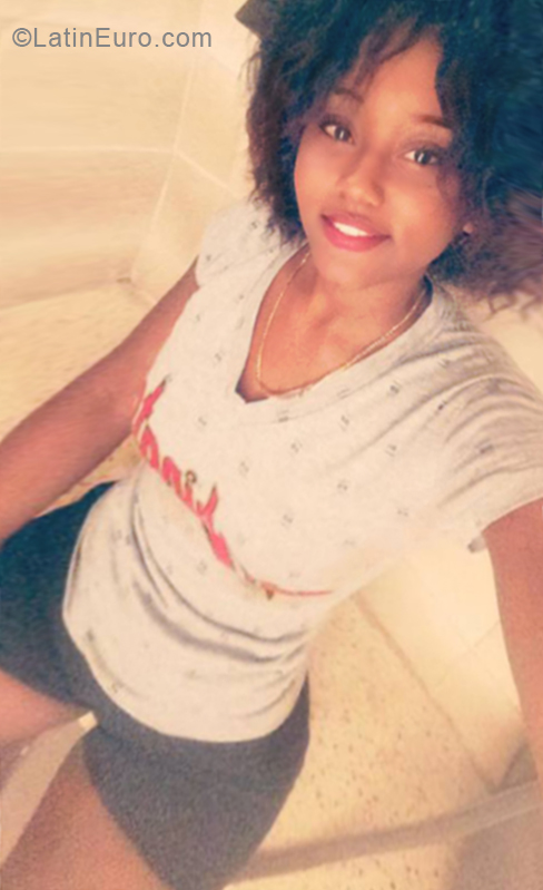 Date this beautiful Dominican Republic girl Daniela from Santo Domingo DO34038