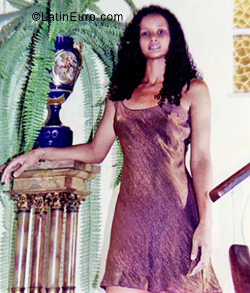 Date this athletic Cuba girl Mary from Havana CU481