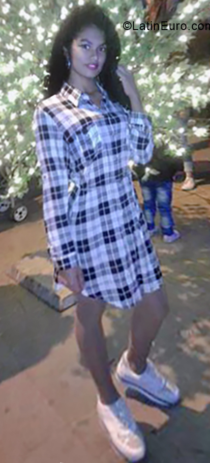 Date this foxy Colombia girl Maybeth from Bogota CO24985