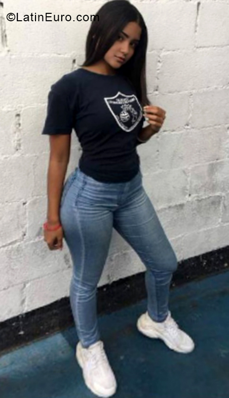 Date this foxy Venezuela girl Lucia from Miranda VE2228