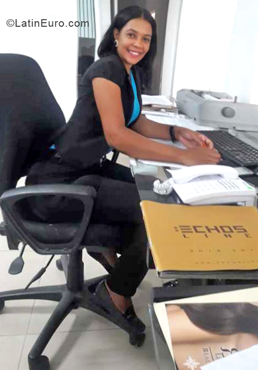 Date this beautiful Dominican Republic girl Cris from Santo Domingo DO34327