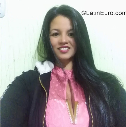 Date this nice looking Colombia girl Maryam from Bogota CO25198