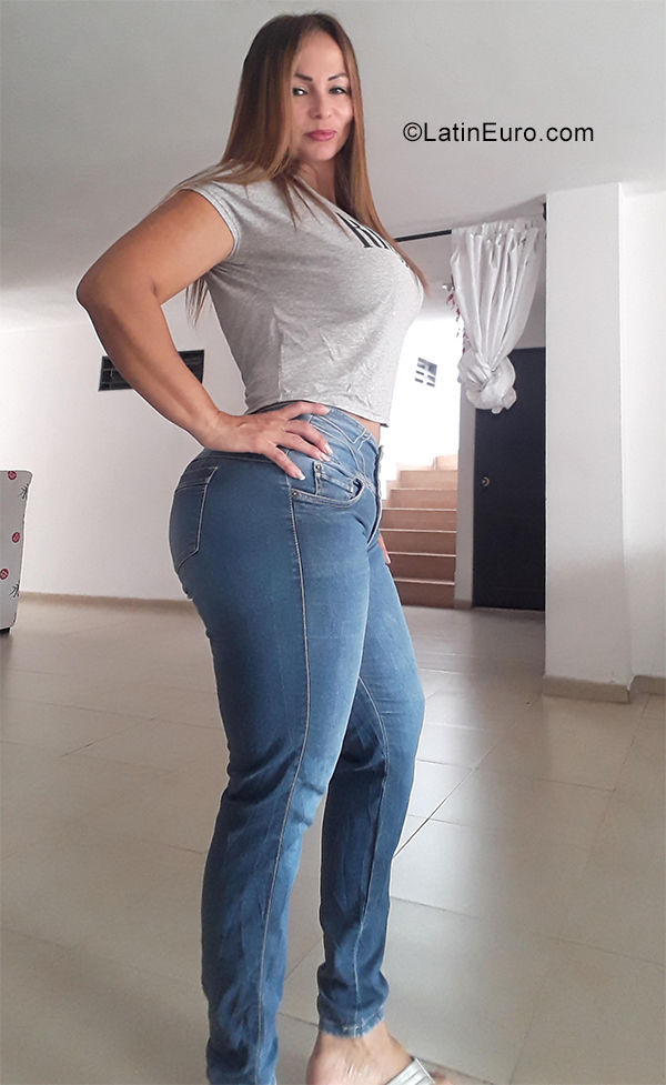 Date this lovely Colombia girl Claudia from Cali CO27990