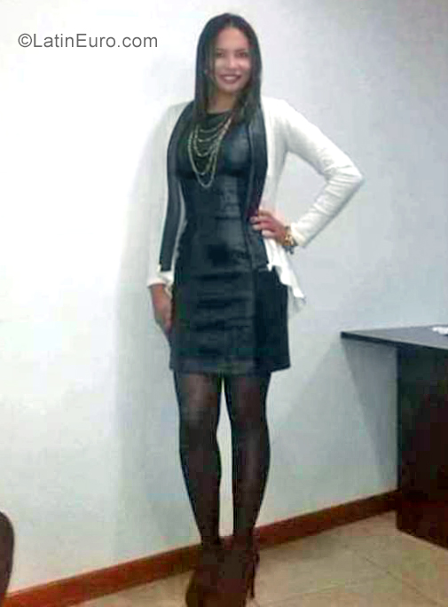Date this attractive Colombia girl Yira from Bogota CO25478