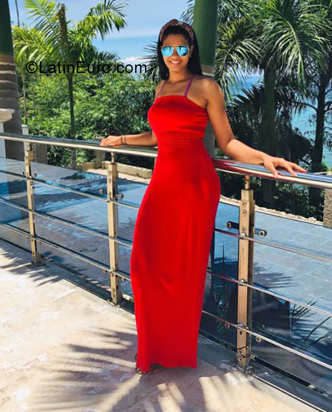 Date this hot Dominican Republic girl Yeimy from Mao DO35011