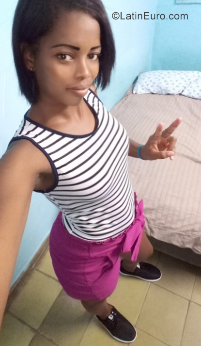 Date this gorgeous Cuba girl Leyanis from Havana CU536