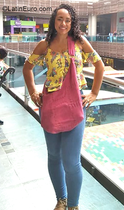 Date this pretty Colombia girl Anita from Cali CO25524