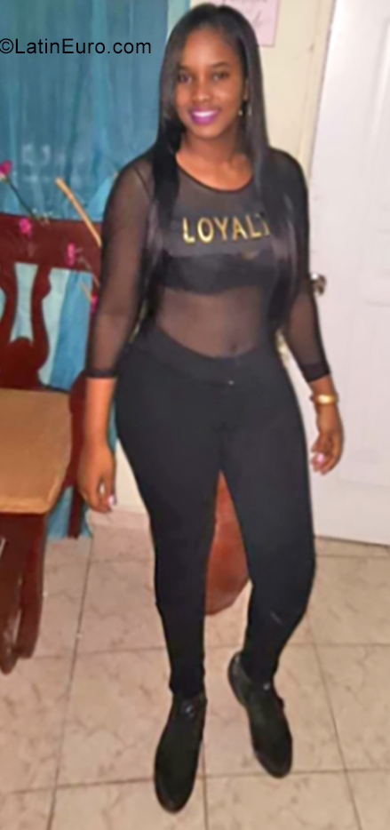 Date this passionate Dominican Republic girl Yokarie from Santo Domingo DO37285