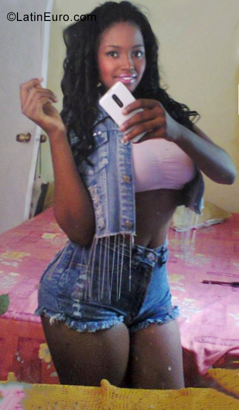 Date this charming Dominican Republic girl Coraine from Santo Domingo DO35248