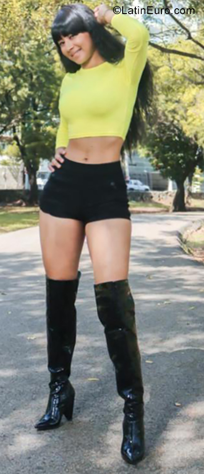 Date this voluptuous Dominican Republic girl Marichel from Santo Domingo DO35313