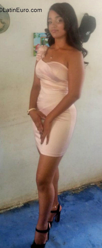 Date this nice looking Dominican Republic girl Gabi from Santiago DO35576