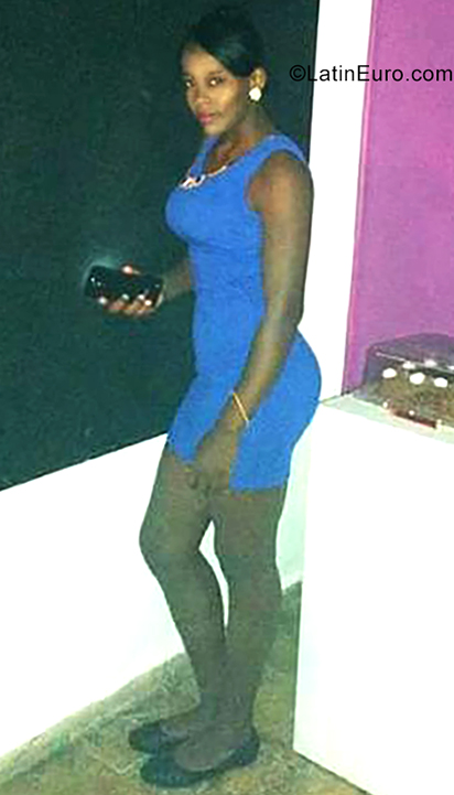 Date this sultry Dominican Republic girl Esmara from Santo Domingo DO35582