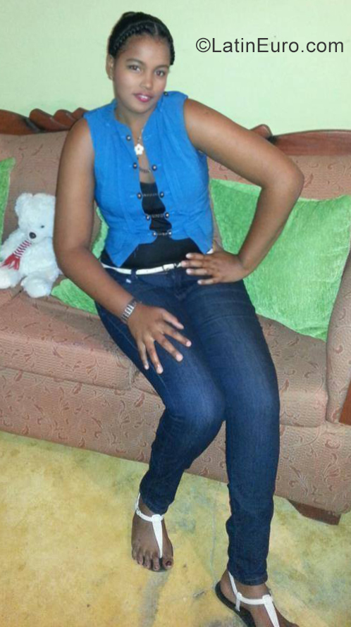 Date this pretty Dominican Republic girl Darelia from Santiago DO35623